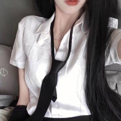 她背后的那双手